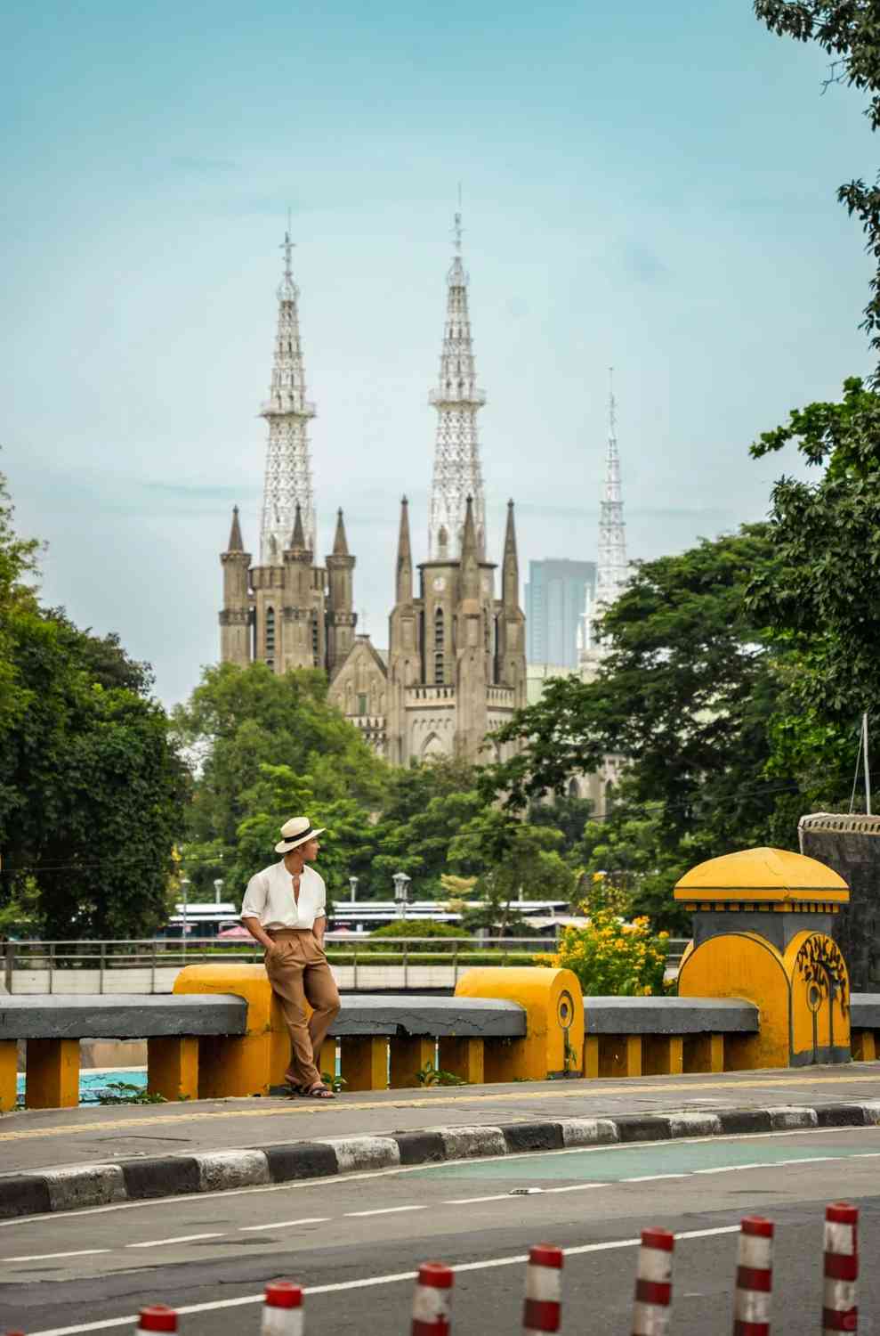 Discover Jakarta's Beauty: 18 Stunning Pictures, Travel Guide & Best Photography Spots 🕌