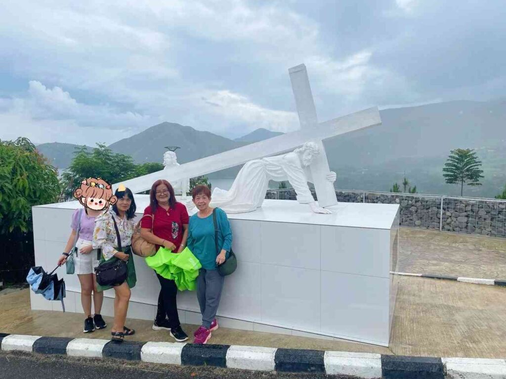 Discover Lake Toba: World’s Largest Volcanic Lake, Trust Our Tourist Photo Experience