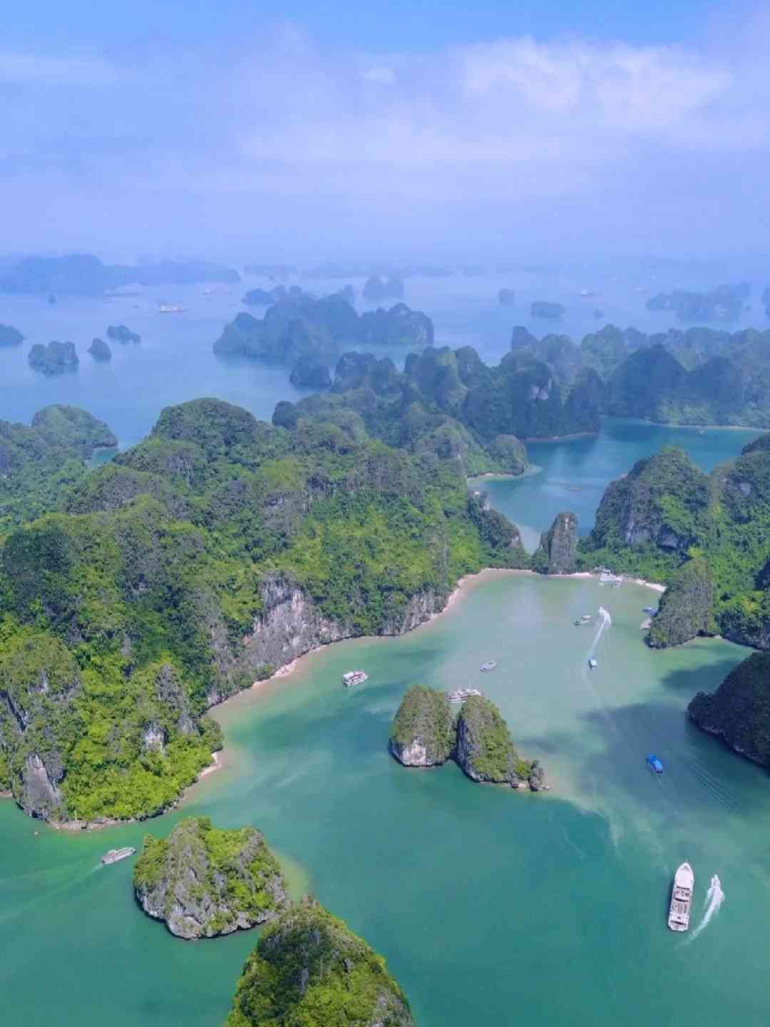 Discover the Breathtaking Beauty of Ha Long Bay: Vietnam's Hidden Gem 🇻🇳🏝️