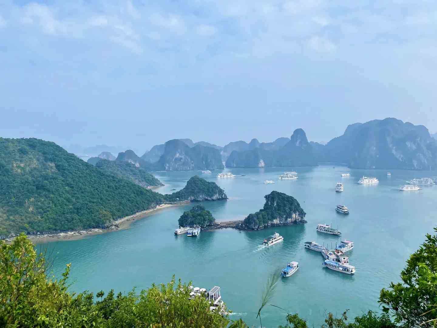 Discover the Breathtaking Beauty of Ha Long Bay, Vietnam: A Traveler's Paradise