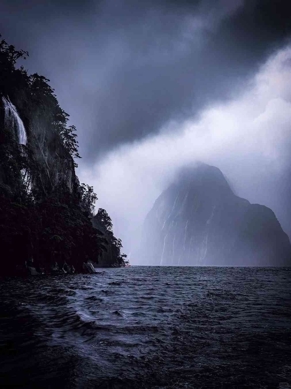 Discover the Breathtaking Beauty of Milford Sound in These 9 Stunning Photos