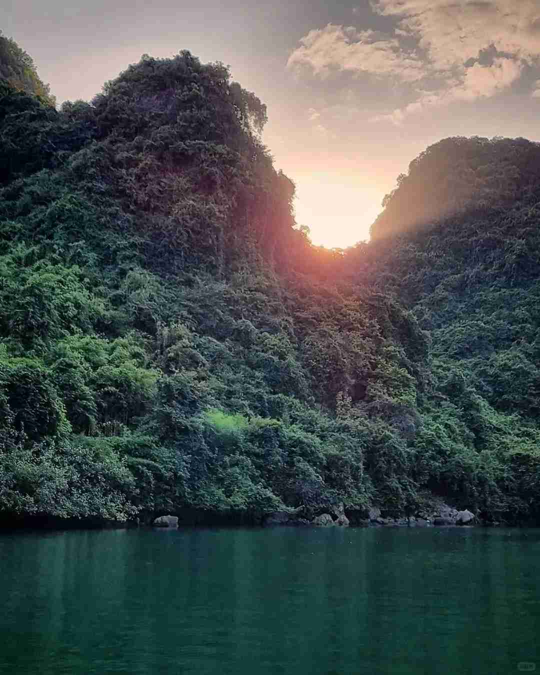 Discover the Breathtaking Beauty of Vietnamese Ha Long Bay, Guilin by the Sea