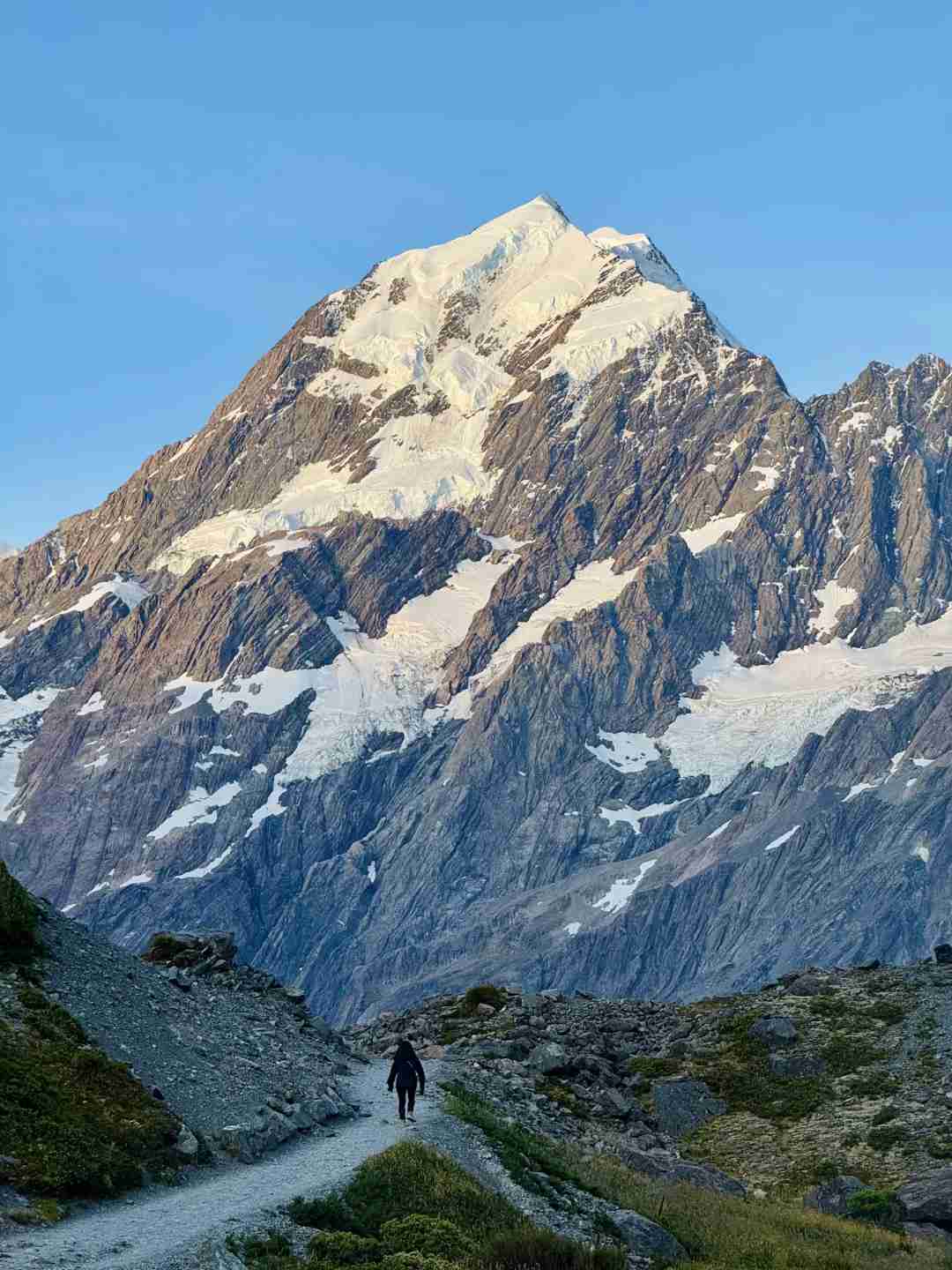 Discover the Highest Peak in New Zealand: Sunrise Golden Light on Hooker Valley Track