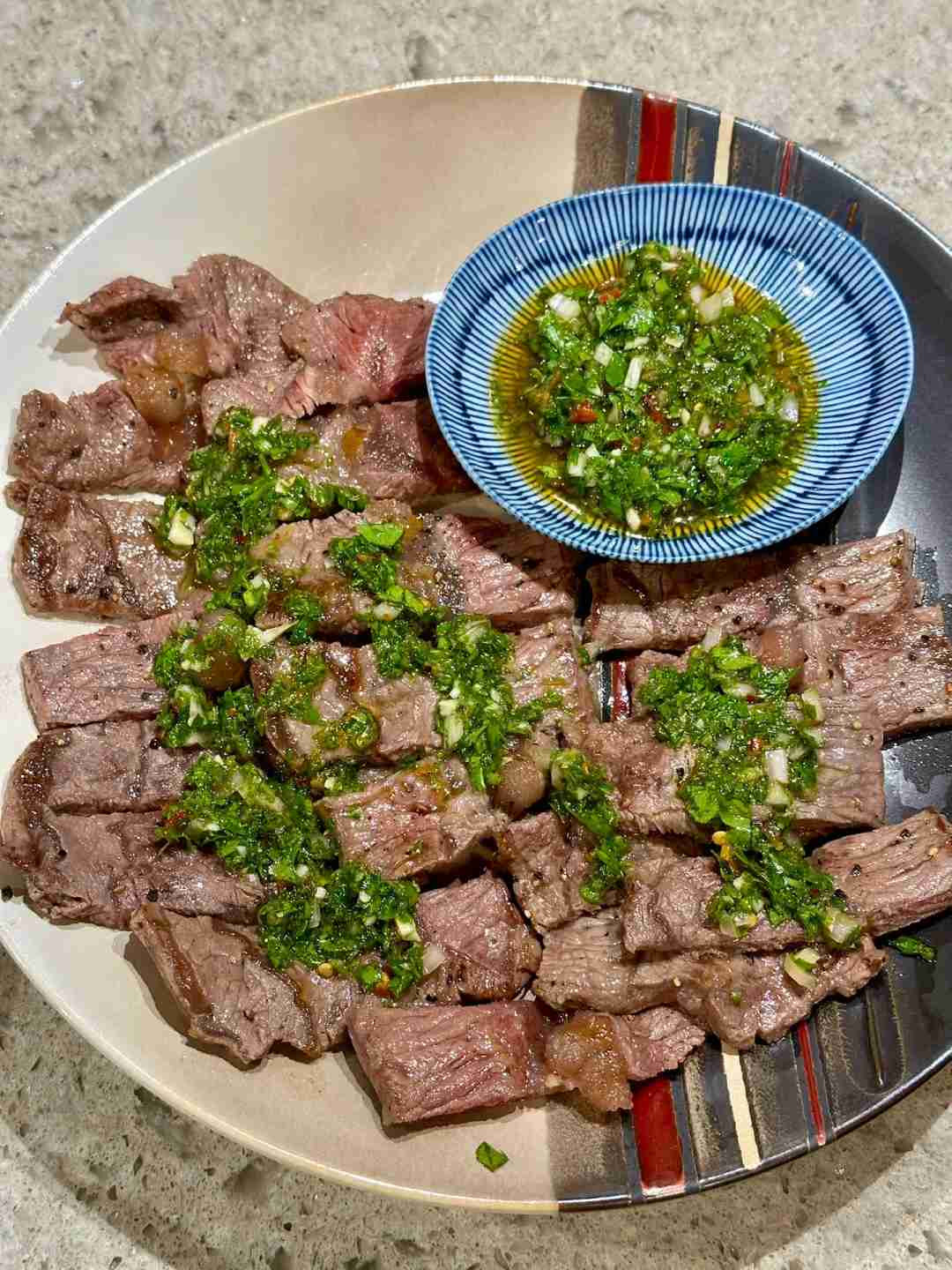 Descubra o Par Perfeito: Molho de Chimichurri Argentino com Bife para um Prato de Carne Simples e Refrescante