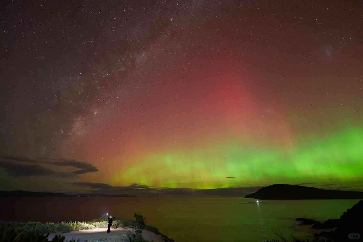 Discover the Stunning Aurora Australis in Hobart, Tasmania Tonight ✌️💫🌠