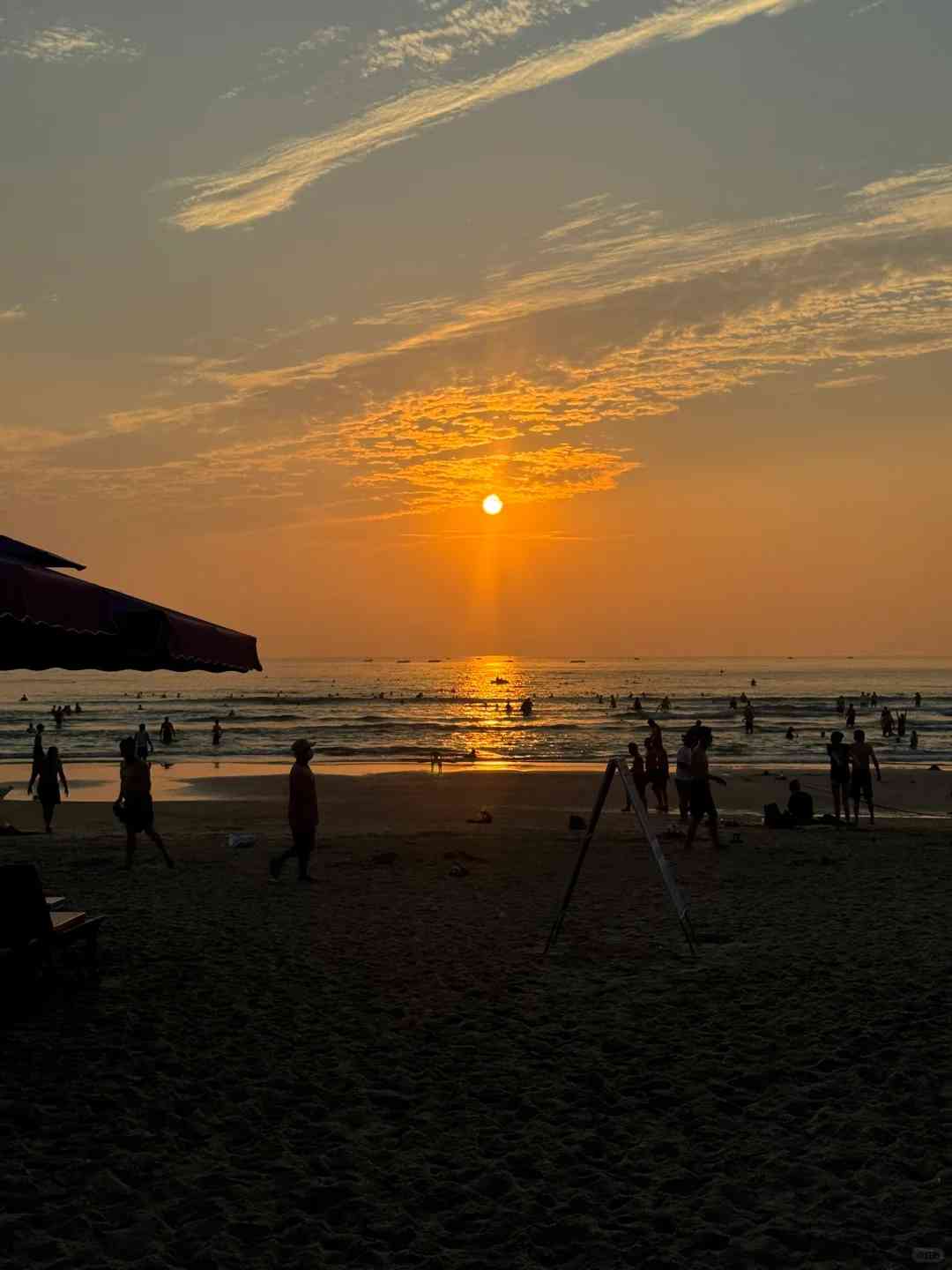 Experience the Breathtaking Sunrise in Da Nang: Light and Shadows Dance on the Sea