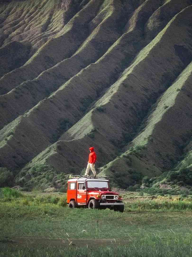 Explore Bromo Volcano Eruption: Easy Hikes for Beginners from Surabaya 🌋🚗