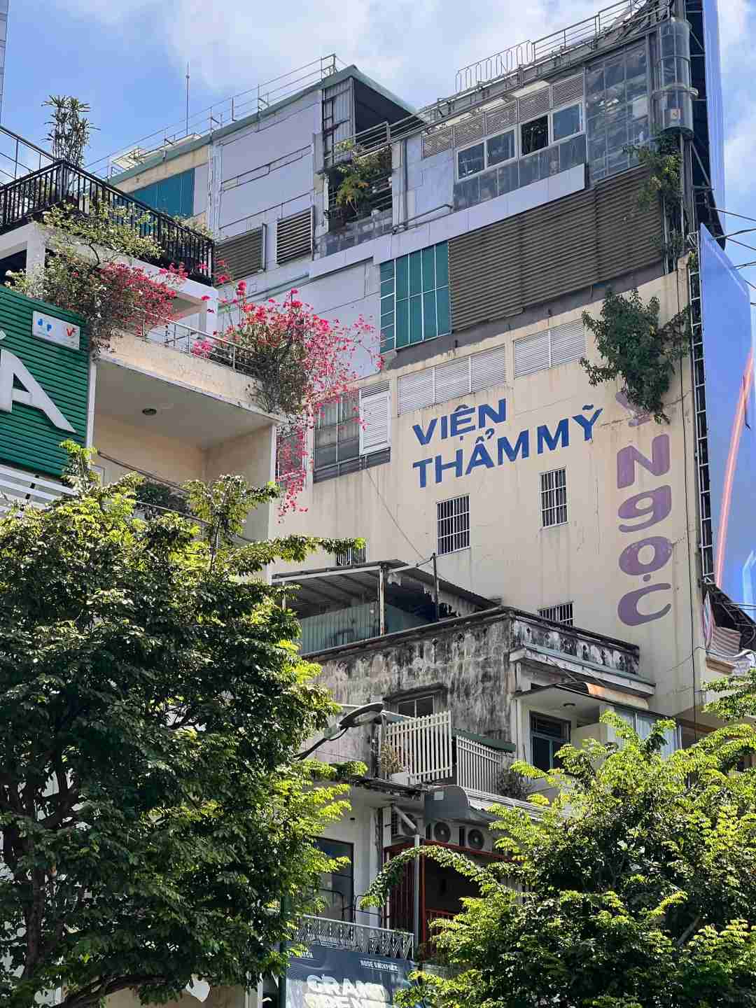 Explore Ho Chi Minh City: Street Photography Capturing Local Life Essence 📷