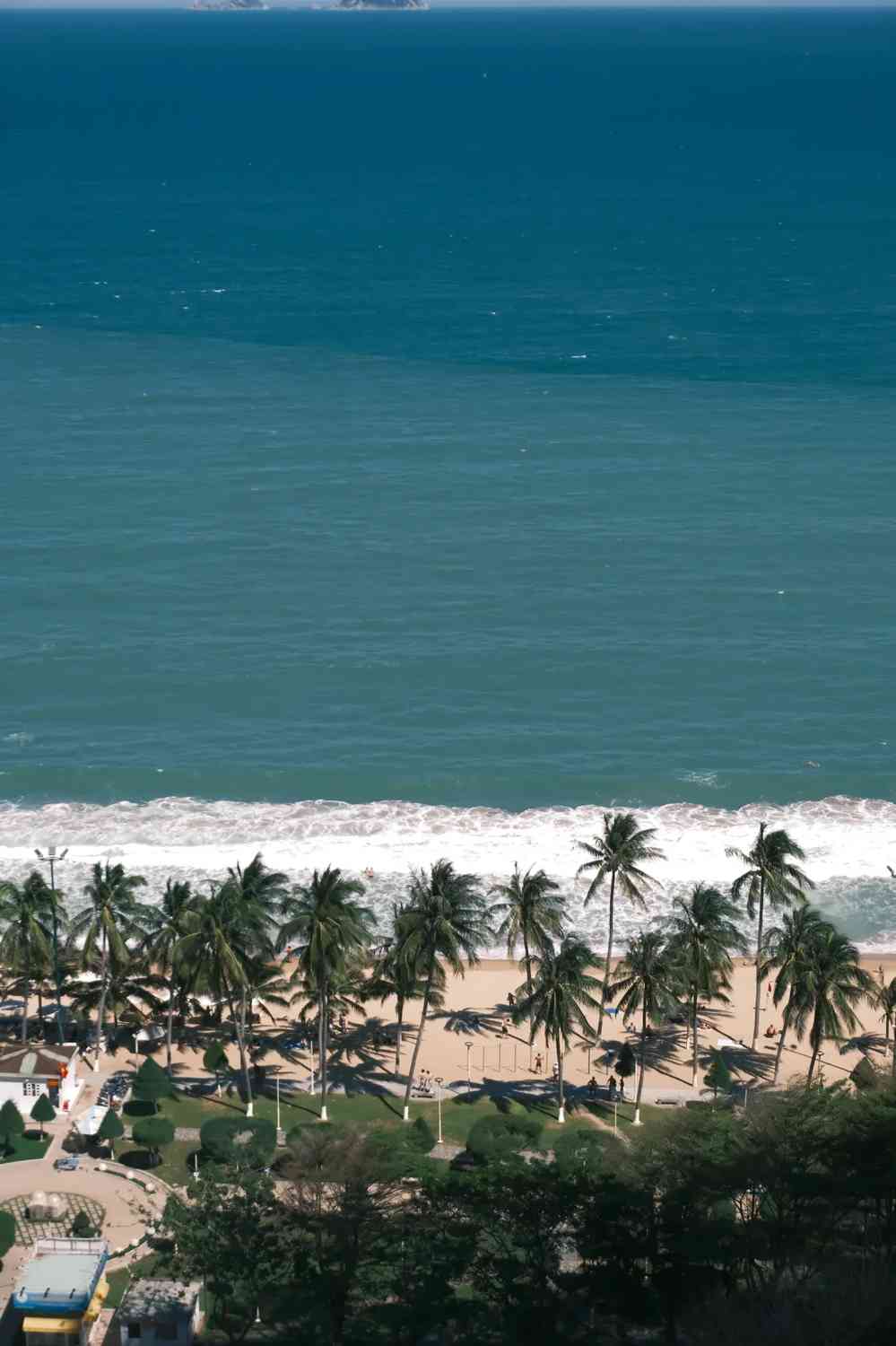 Explore Nha Trang Beach: Stunning Wallpaper-Worthy Moments Await!