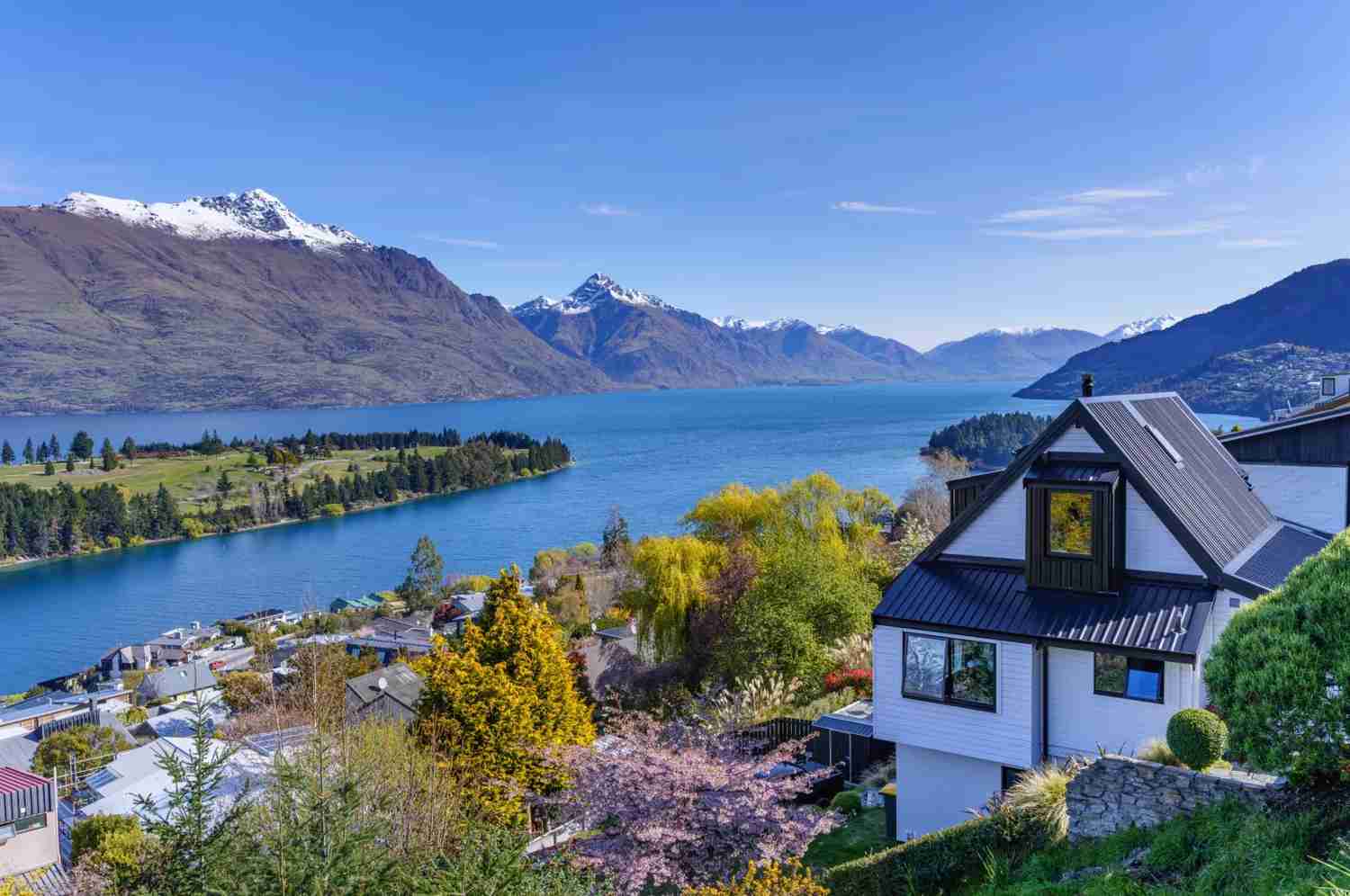 Explore Queenstown, New Zealand: A Fairy Tale Town and Daydream Destination 🏡💭