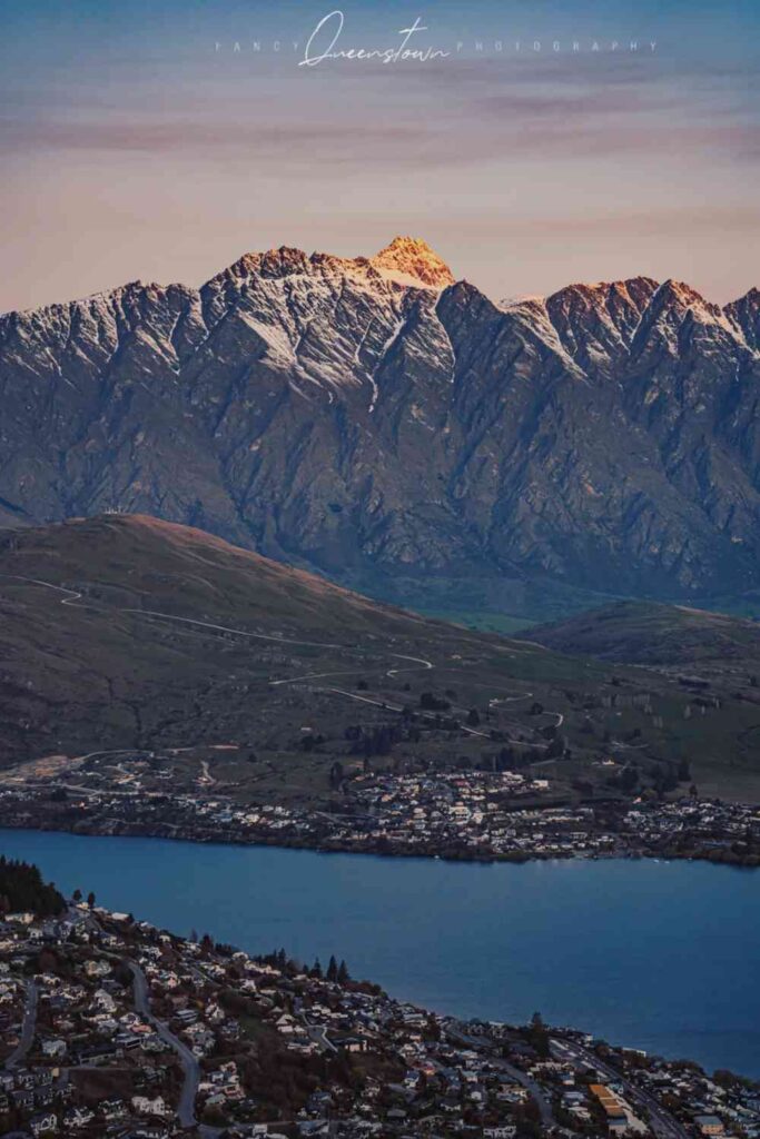 Découvrez Queenstown au printemps : un mélange parfait de vie urbaine et de paysage enchanté.