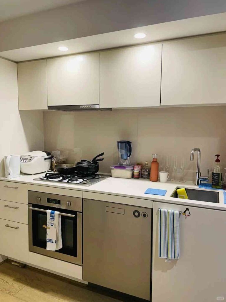 Fully Furnished 1B1B Apartments in Melbourne CBD for Rent