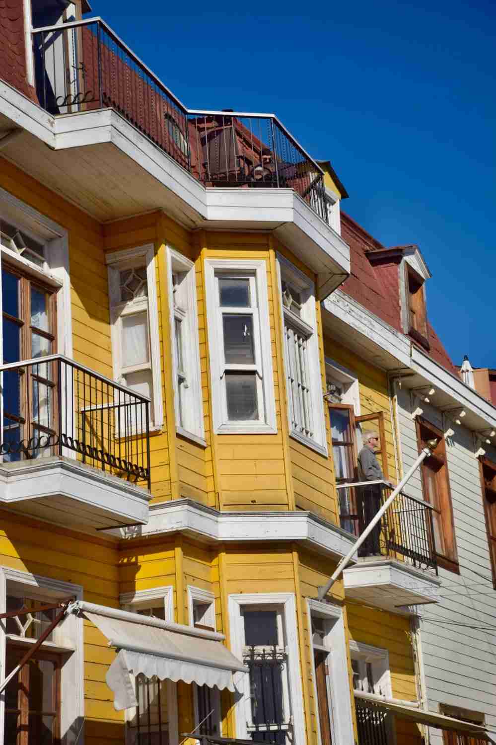 How to Avoid Lightning in Valparaiso Chile: Best Safety Tips for Summer Travelers