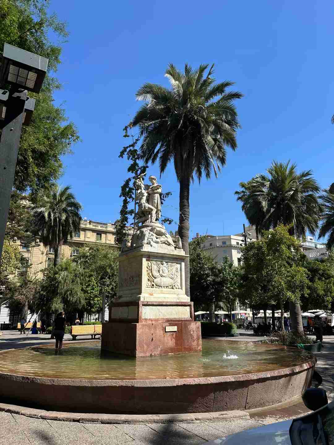 Como Explorar Santiago em um Dia: Melhores Passeios Econômicos e Comidas Locais