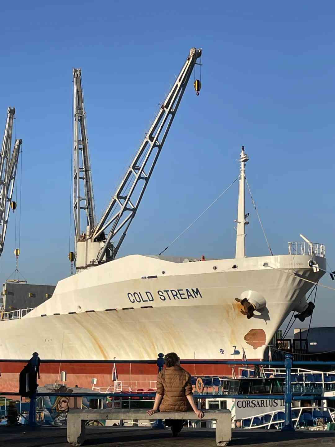 كيفية استكشاف فالبارايسو بسلام وعلى ميزانية محدودة: أفضل النصائح والمناطق التي يجب تجنبها ❌