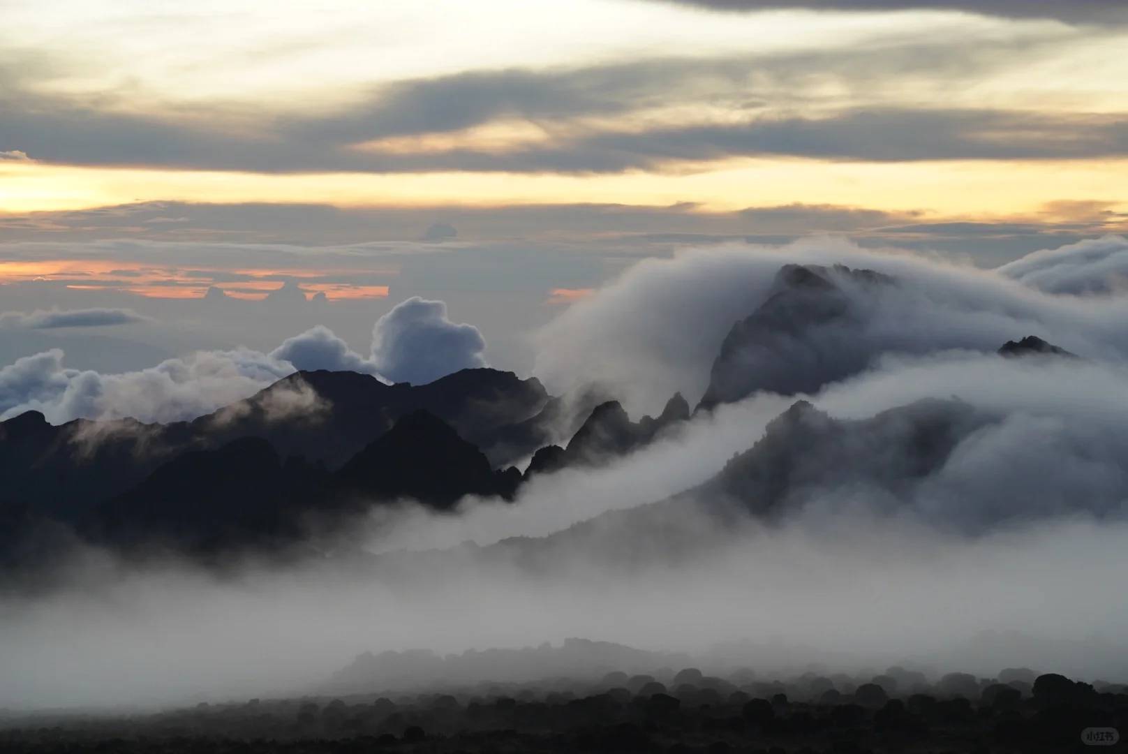 Kilimanjaro Summit Adventure: Witness Breathtaking Sky Changes While Enjoying Instant Noodles