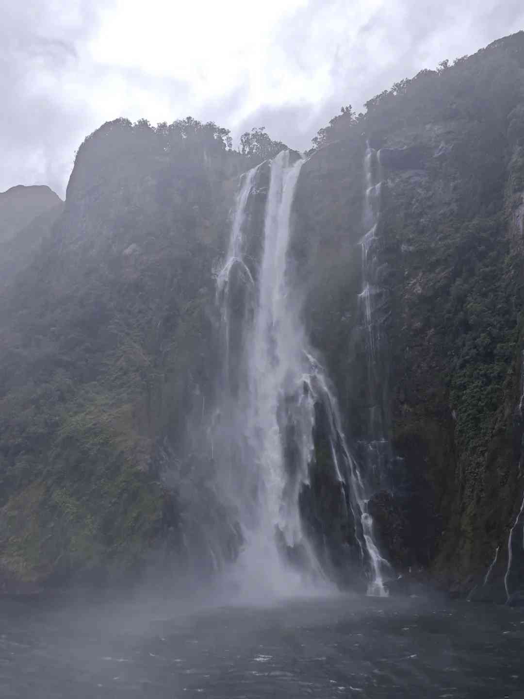Milford Sound Travel Review: Expectations vs Reality 🏔