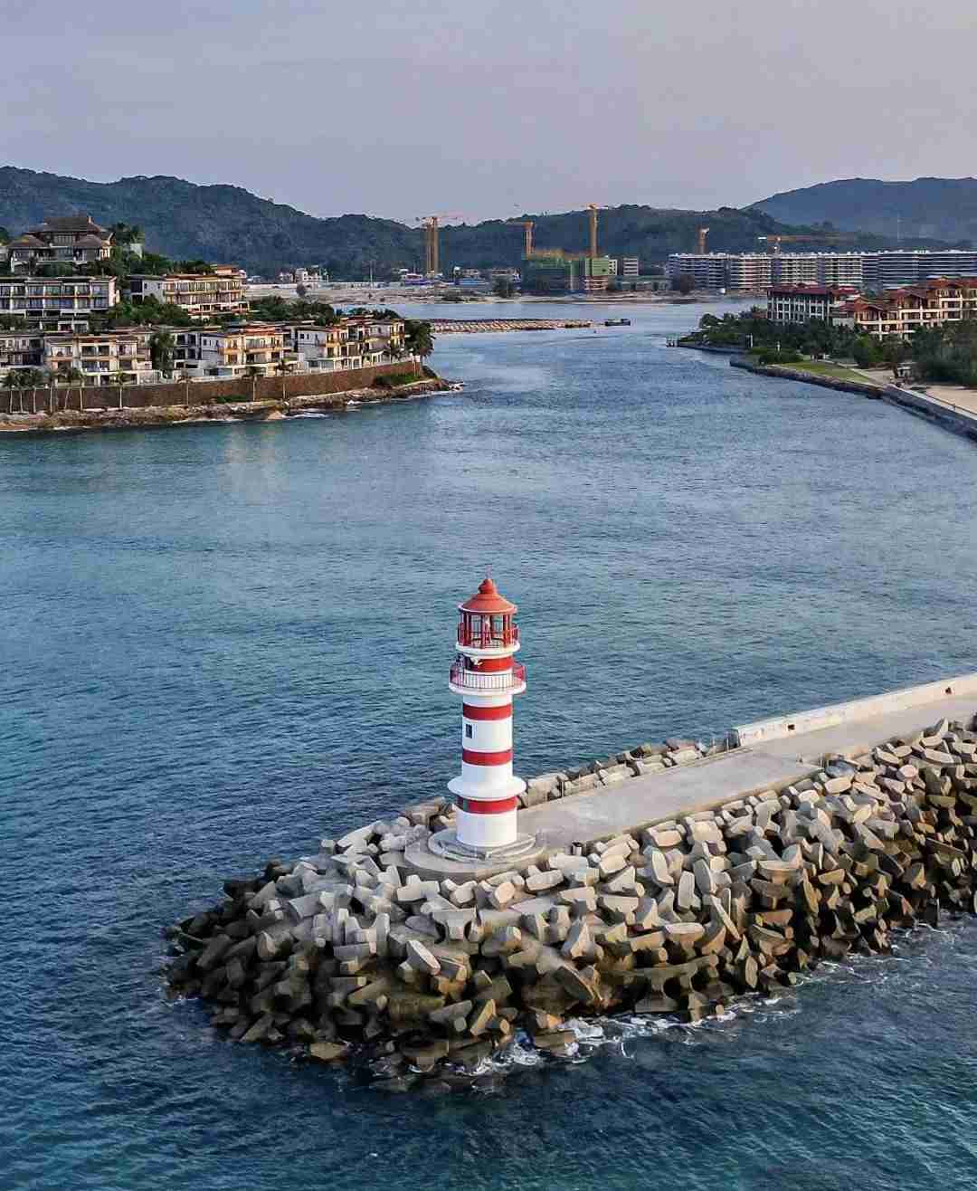 ユニークな目的地を探索する熱心な旅行者向けの必見島ベスト10