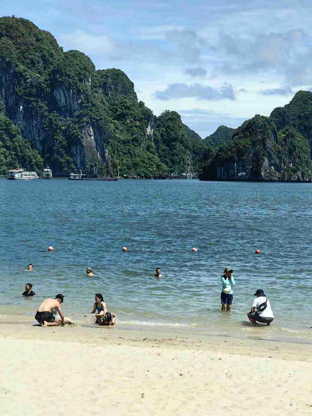 Vietnamese Ha Long Bay Travel Guide: Scenic Wonders That Even Guangxi Locals Find Stunning