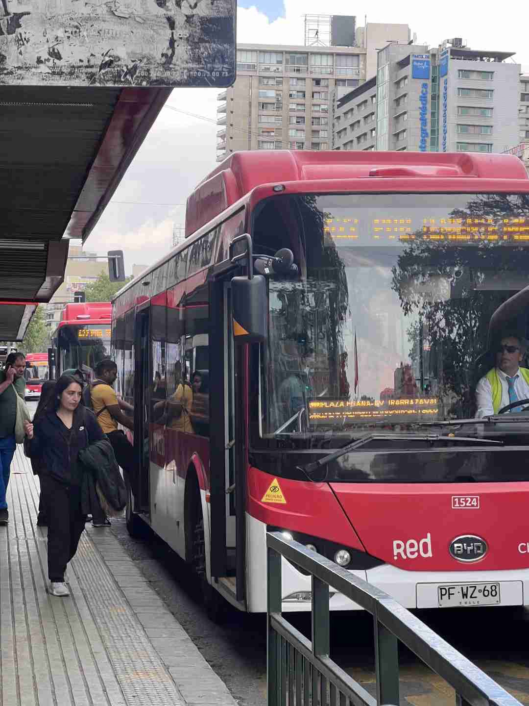 春に Santiago のプラザ・デ・アルマスで50ドル以下で体験できる最高のものとは？