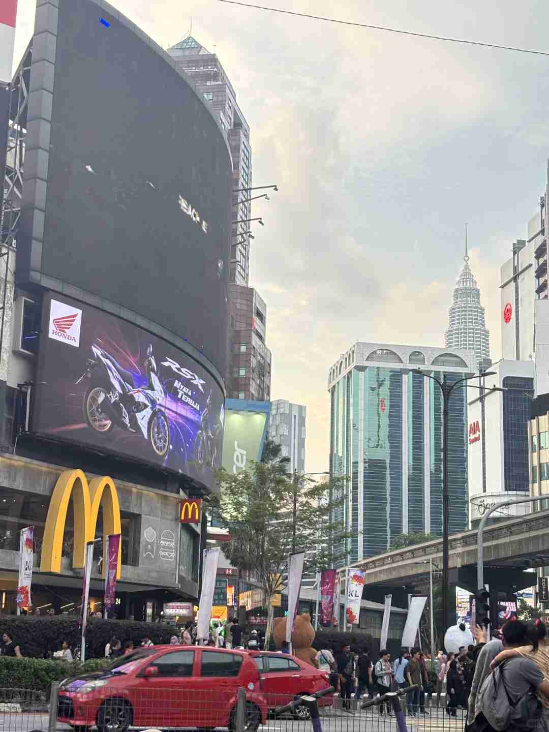 🇲🇾 Live Street Snap Photography from KLCC, Kuala Lumpur: Capturing Urban Life